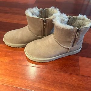 Women’s Short Uggs // barely worn // 7.5 W